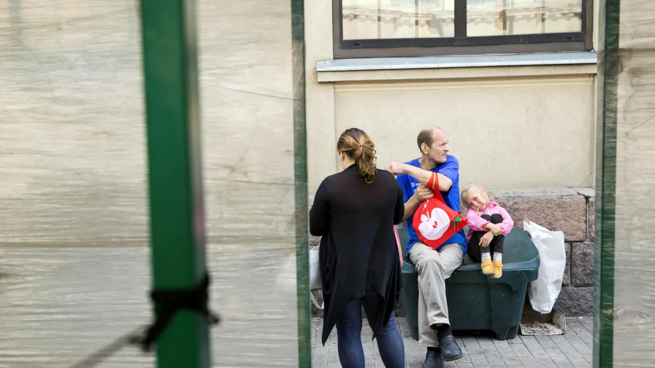 Man, vrouw en dochter op straat