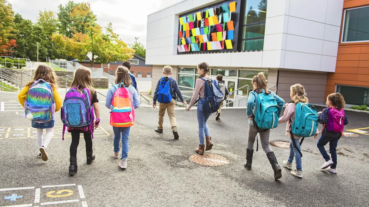 Groep kinderen op schoolplein