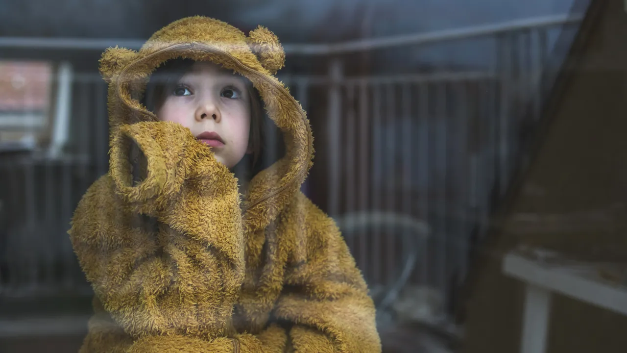 Droevig kijkend meisje in teddyjas