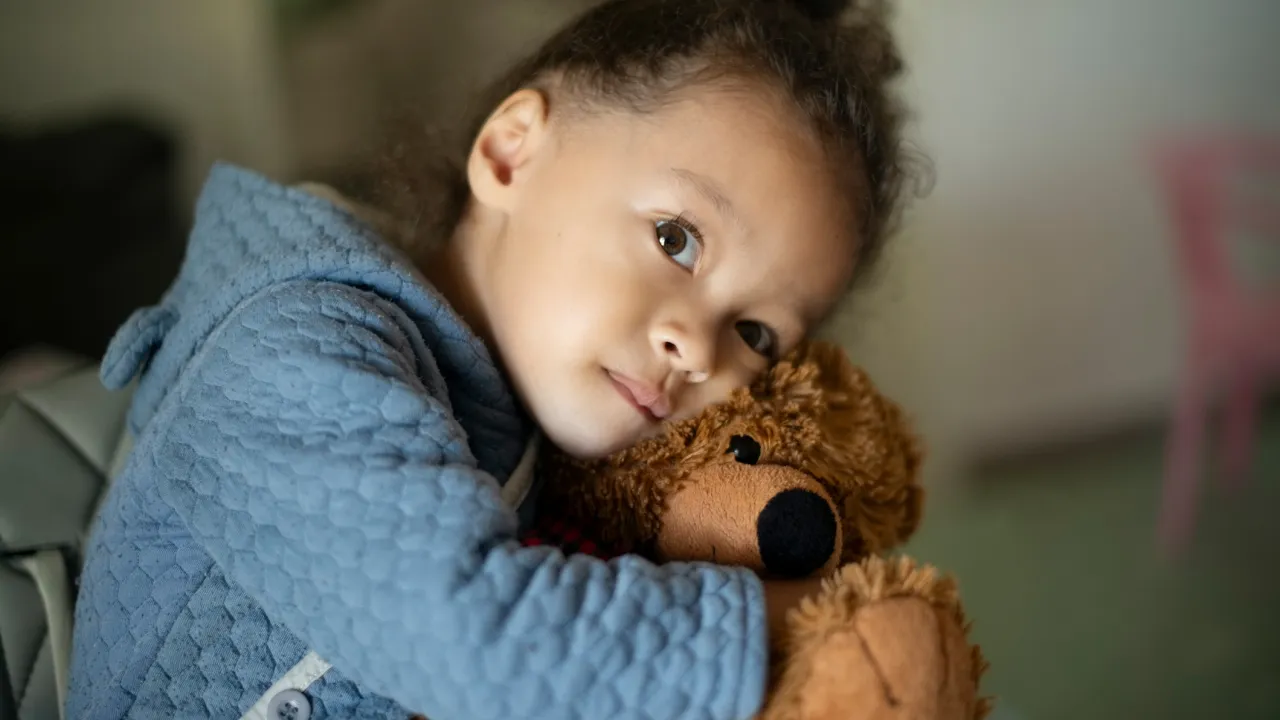 Meisje knuffelt teddybeer