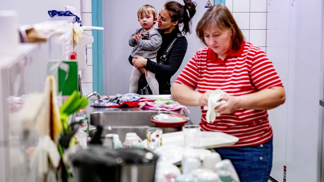 oekraiene vluchtelingen in keuken