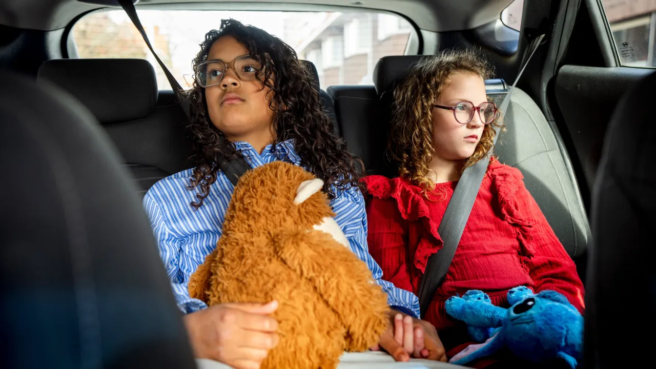 twee meiden achterin de auto