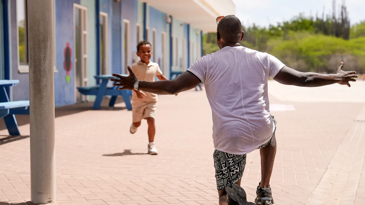 Vader en zoon op schoolplein op Bonaire