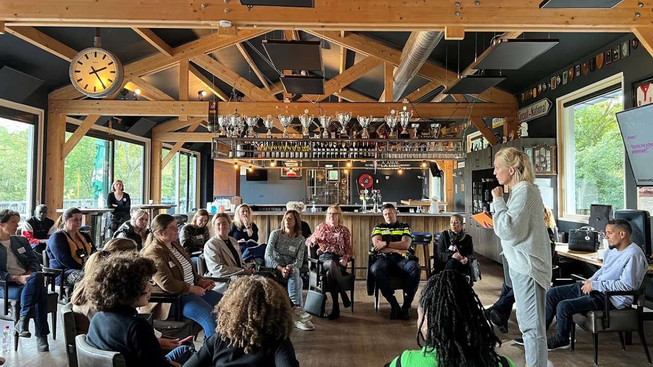 Grote groep mensen is in gesprek met elkaar
