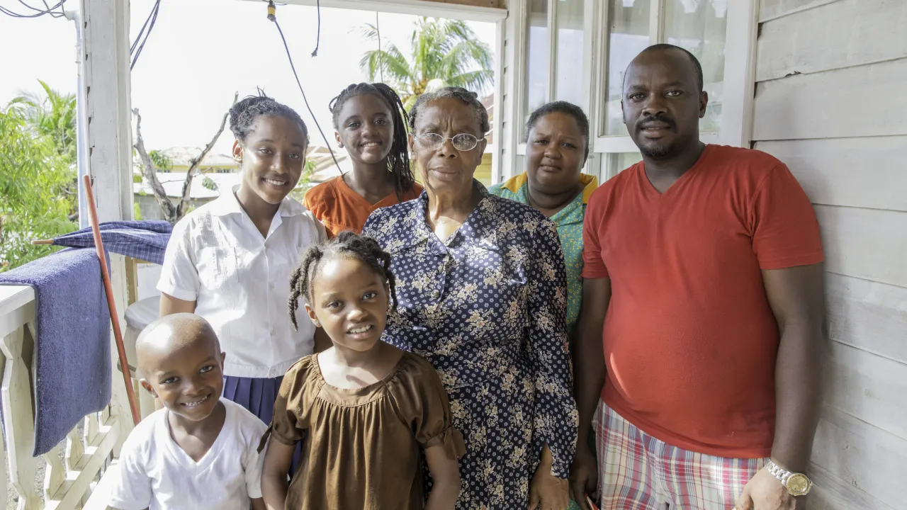 Verschillende generaties familie met elkaar op de foto