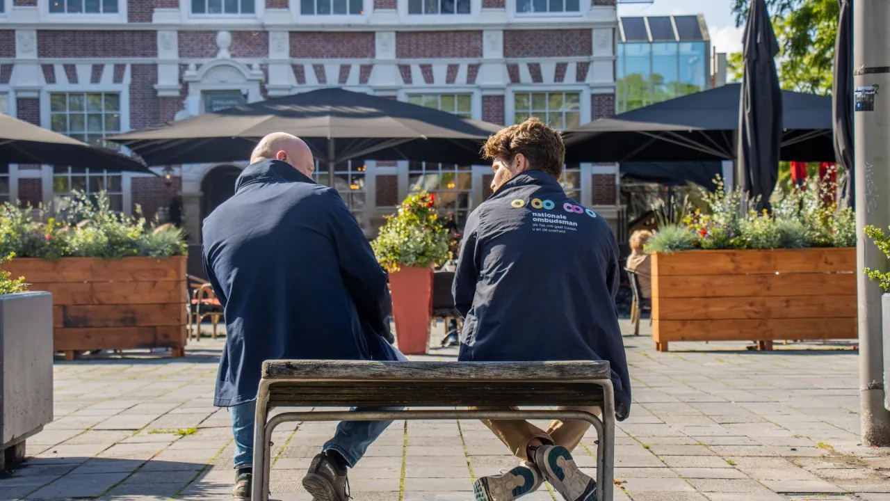 Two employees of the National Ombudsman sitting outside