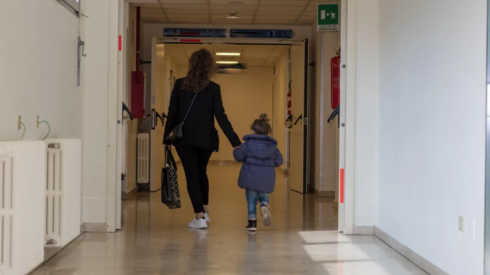 moeder en dochter lopen door gang