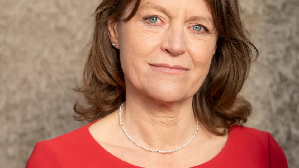 Kinderombudsvrouw Margrite Kalverboer (halflang donker haar, draagt rode trui)