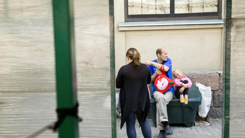 man, vrouw en kind op straat