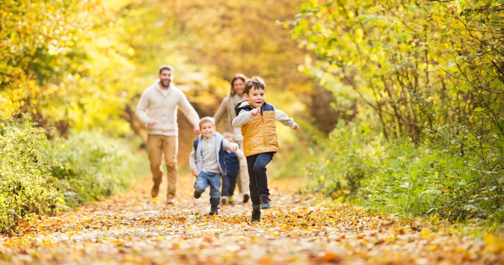 kinderen met gezin in bos